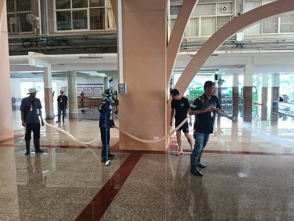 ปฏิบัติหน้าที่ทำความสะอาดพื้นที่ประสบภัย ณ สถานที่เกิดอุทกภั ... Image 1