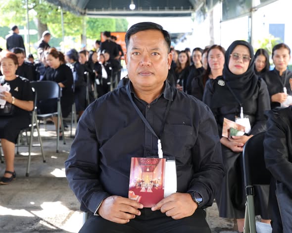 กราบถวายบังคมพระบรมศพสมเด็จพระนางเจ้าสิริกิติ์ พระบรมราชินีน ... Image 1