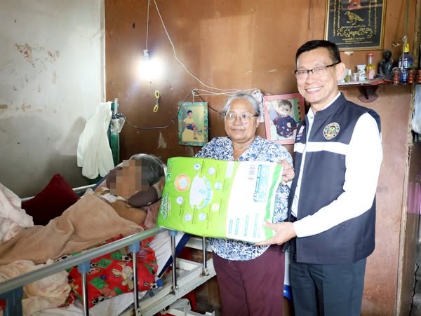 เทศบาลฯ ลงพื้นที่ให้กำลังใจและมอบผ้าอ้อมผู้ใหญ่ Image 1