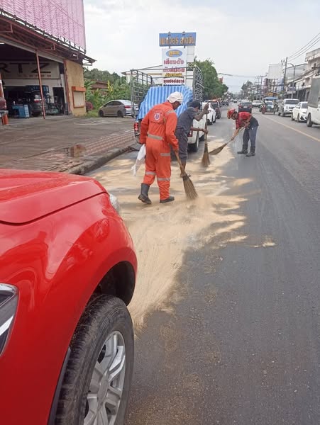 เทศบาลนครสุราษฎร์ธานี โดยเจ้าหน้าที่ฝ่ายป้องกันและบรรเทาสาธา ... Image 1