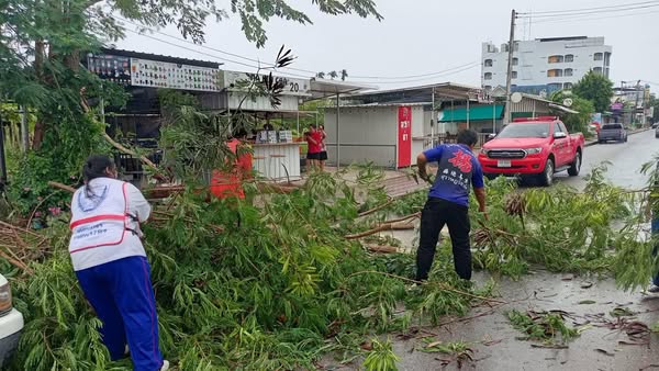 บ่ายวันนี้ (20 ก ค. 68) เจ้าหน้าที่ฝ่ายป้องกันและบรรเทาสาธาร ... Image 1