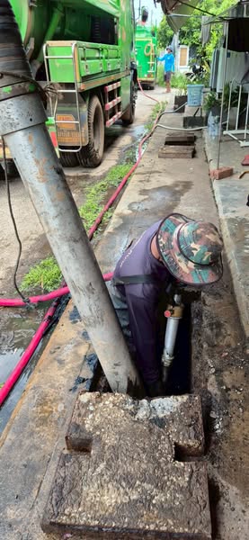 เทศบาลปฏิบัติการดูดลอกท่อระบายน้ำอย่างต่อเนื่อง Image 1