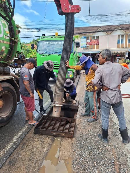 เทศบาลเข้าปฏิบัติการดูดลอกท่อระบายอย่างต่อเนื่อง รูปภาพ 1