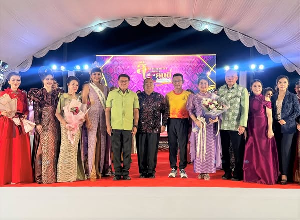 งานเดินแบบผ้าไทย "สืบสานลายผ้า งามสง่า เมืองคนดี" รูปภาพ 1