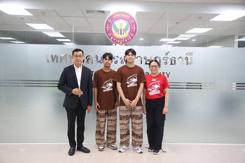 นายประสริฐ บุญประสพ นายกเทศมนตรีนครสุราษฎร์ธานี ต้อนรับ 2 นั ... Image 1