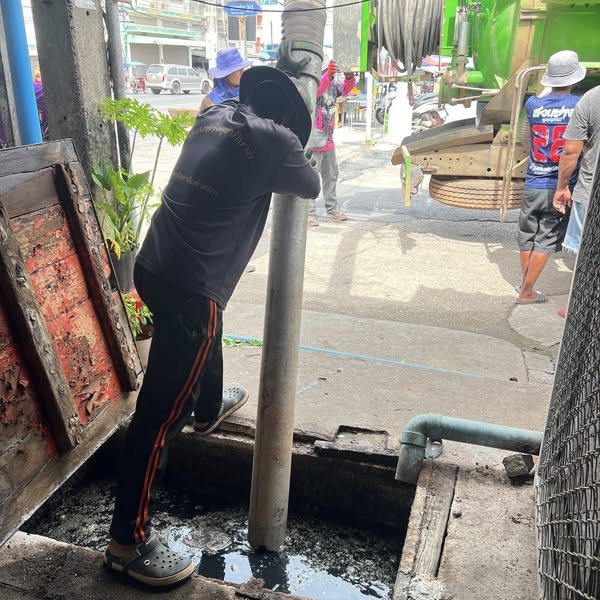 เทศบาลนครสุราษฎร์ธานี ดำเนินการดูดลอกท่อระบายน้ำ บริเวณซอยตล ... Image 1