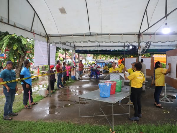 ภาพบรรยากาศการนับคะแนนของหน่วยเลือกตั้ง และการส่งหีบบัตรเลือ ... รูปภาพ 1