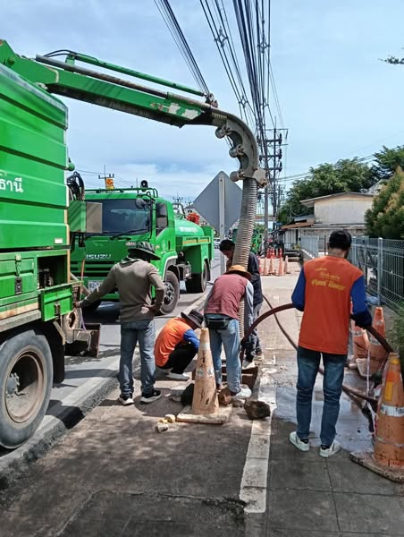 เทศบาลนครสุราษฎร์ธานี โดยสำนักช่าง ดำเนินการดูดลอกท่อระบายน้ ... Image 1