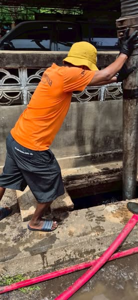 เทศบาลเข้าปฏิบัติการดูดลอกท่อระบายน้ำอย่างต่อเนื่อง Image 1