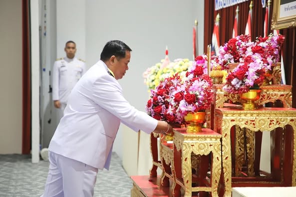 พิธีวางพานพุ่มดอกไม้เนื่องในวันที่ระลึกพระบาทสมเด็จพระพุทธเล ... รูปภาพ 1
