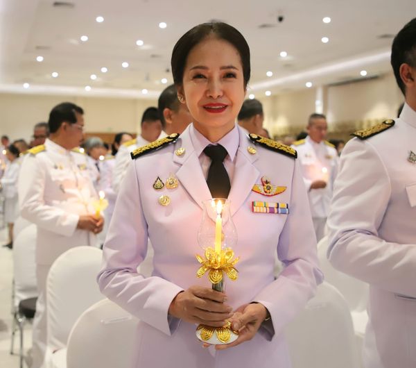 พิธีถวายเครื่องราชสักการะและวางพานพุ่ม และพิธีจุดเทียนถวายพร ... Image 1