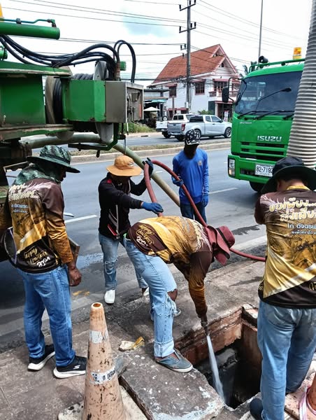เทศบาลนครสุราษฎร์ธานี เข้าปฏิบัติการดูดลอกท่อระบายอย่างต่อเน ... Image 1