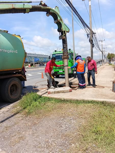 เทศบาลเข้าปฏิบัติการดูดลอกท่อระบายน้ำอย่างต่อเนื่อง Image 1