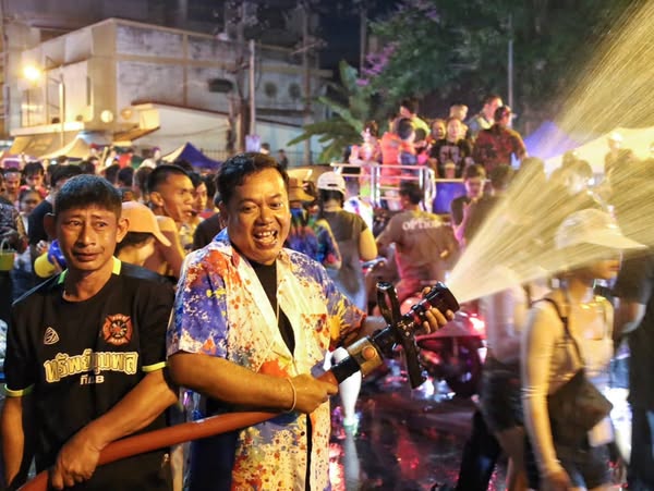 บรรยากาศในยามค่ำคืนของวันสงกรานต์ (13 เม.ย. 68) สุดมันส์ และ ... Image 1