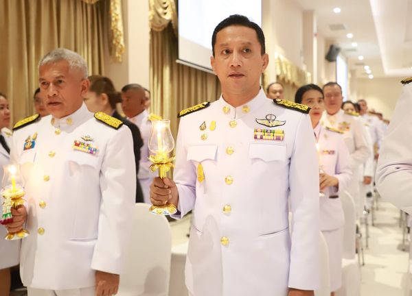 เทศบาลนครสุราษฎร์ธานี ร่วมพิธีวางพานพุ่มถวายราชสักการะ และร่ ... รูปภาพ 1