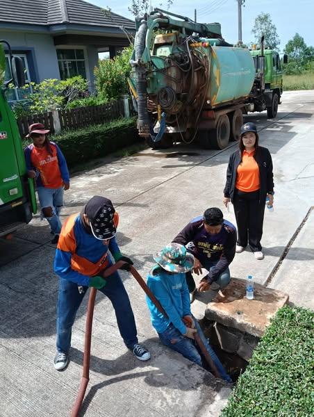 เทศบาลนครสุราษฎร์ธานี ดำเนินการดูดลอกท่อระบายน้ำ กำจัดสิ่งปฏ ... รูปภาพ 1