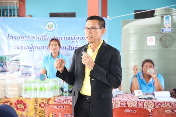 นายกแป๊ะ พบปะชมรมผู้สูงอายุชุมชนสันติสุข ตามโครงการส่งเสริมส ... Image 1