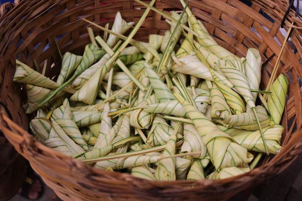 ขนมต้มใบพ้อ หรือที่เรียกกันว่า “ขนมต้ม“ หรือ “ต้ม” เป็นข้าวต ... Image 1