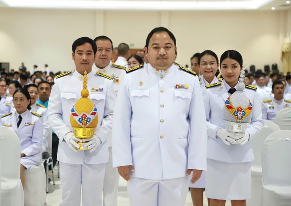 พิธีถวายเครื่องราชสักการะ วางพานพุ่ม และจุดเทียนถวายพระพรชัย ... รูปภาพ 1