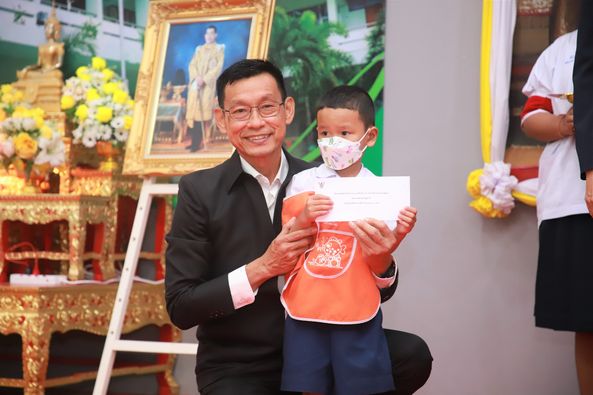 พิธีมอบทุนการศึกษา และการให้ความช่วยเหลือนักเรียน โรงเรียนเท ... Image 1